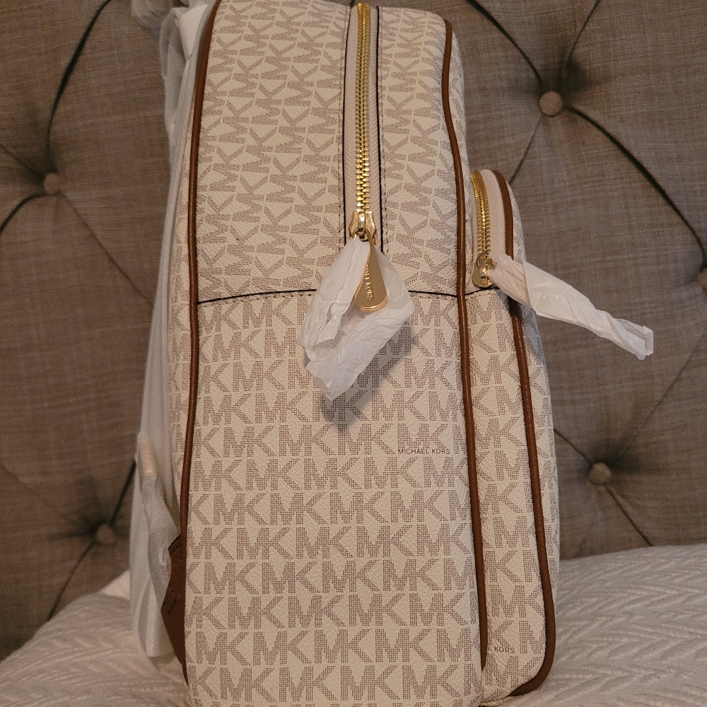 Backpack - Picture 2 of 4